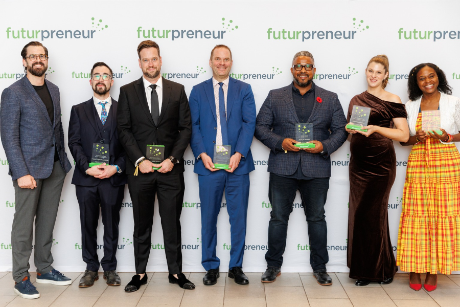 Les lauréat.e.s des Prix de Futurpreneur à l’honneur (de g. à d.): Eric Doucet, Corey Anderson, Paul Griffin, Éric Darveau (qui accepte le Prix du partenaire communautaire au nom d’OSEntreprendre), Tariq Al Barwani, lauréat du Prix du mentorat, Rachelle Séguin et Ingrid Broussillon.